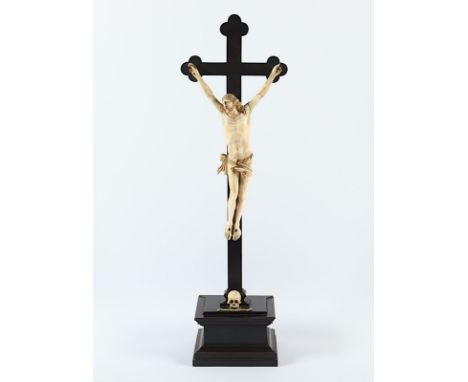 KRUZIFIX, Holz, Corpus Christi aus Elfenbein (dieser 27 x 15). FRANKREICH, 2.H19.Jh. Expertengutachten sowie die Befreiung vo