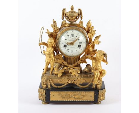 LOUIS-SEIZE-FIGURENPENDULE, Bronze, feuervergoldet, Holz, schwarz lackiert, Werk mit Fadenaufhängung und Schlag auf Glocke, g