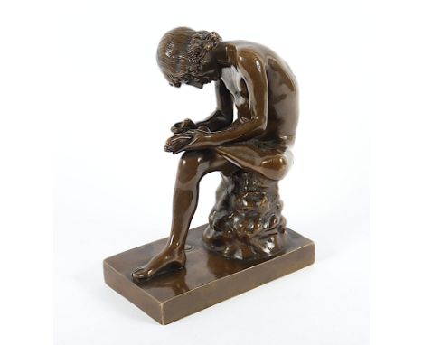 DER DORNAUSZIEHER, Bronze, patiniert, H 15,5, Gießermarke F. Barbedienne fondeur, um 1900 