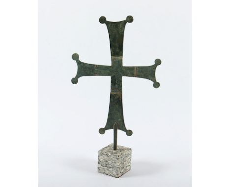 PROZESSIONSKREUZ, Bronze, grüne Patina, mit sich verbreiternden Armen, an deren Enden jeweils zwei Serife, zentral mit stilis