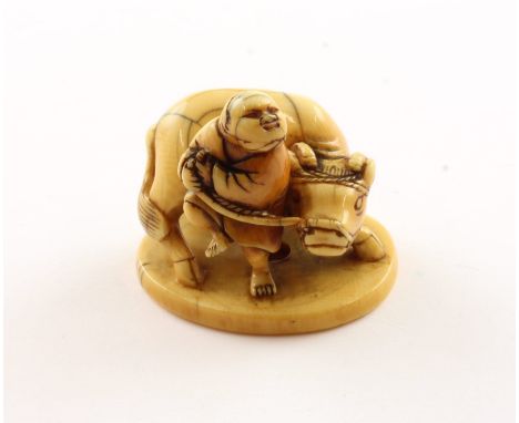 NETSUKE HIRTE MIT OCHSE, Elfenbein, der Knabe versucht den Ochsen in eine andere Richtung zu lenken, schöne Alterspatina, H 3