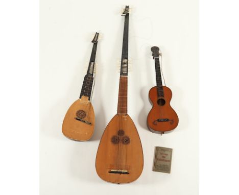 DREI HISTORISCHE MUSIKINSTRUMENTE, eine große Langhalslaute, L 190, Hersteller Michael Wach, München, um 1900, eine kleine La