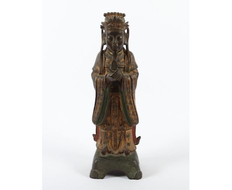 GROSSER VERGÖTTLICHTER KAISER, Bronze, Reste einer Vergoldung und farbiger Fassung, gerade auf einem Sockel stehend hält die 