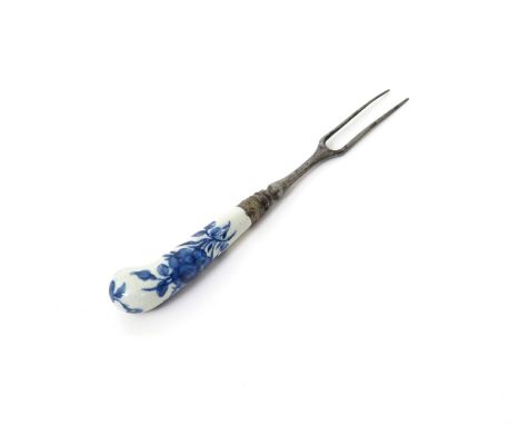 A Worcester blue and white fork  c.1758-60, of pistol-grip shape, painted with the Rose and Floral Sprays pattern of bold flo
