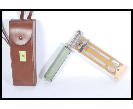 A vintage retro 20th century Casella hand held clacker Psychrometer / Hygrometer barometer complete in leather case. Wet and 