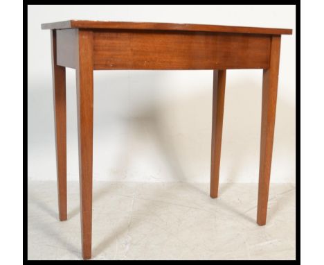 A Georgian style mahogany side / lamp table being raised on square tapering legs with serpentine fronted table top above.&nbs