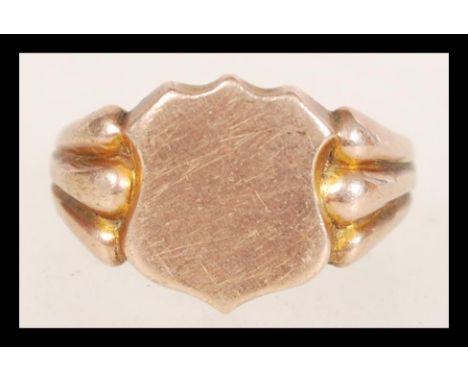 A hallmarked 9ct gold signet ring having an armorial cartouche. Hallmarked Birmingham (date letter rubbed). Weight 4.1g. Size