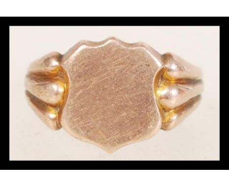 A hallmarked 9ct gold signet ring having an armorial cartouche. Hallmarked Birmingham (date letter rubbed). Weight 4.1g. Size