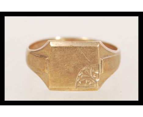 A hallmarked 9ct gold signet ring having part engraved designed signet cartouche. Weighs 2.7 grams. Size Q.