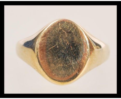 A stamped 375 9ct gold signet ring having an unmarked oval shaped head. Stamped with makers marks L.W. Weight 5.0g. Size T.&n