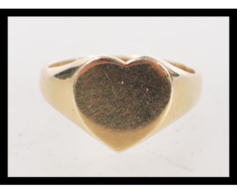 A 9ct gold hallmarked signet ring. Hallmarked London 1979. Weight 4.1g. Size T.