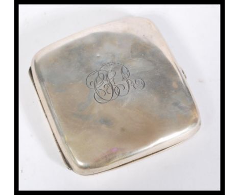 An early 20th century hallmarked silver cheroot cigar / cigarette case of square form. Weighs 86.9 grams. Measures 8.5cm high