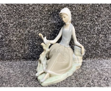 Lladro 4660 ‘Girl sitting with dove’ in good condition