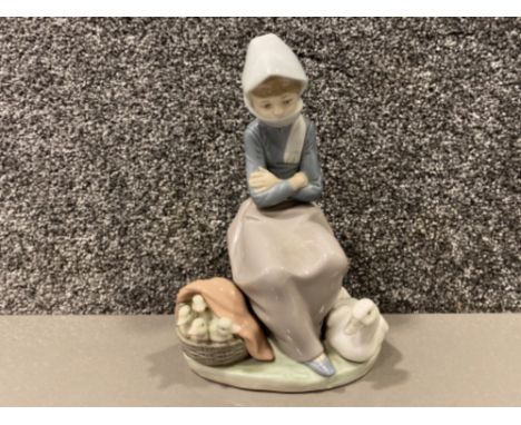 Lladro 1267 Duck seller girl in good condition