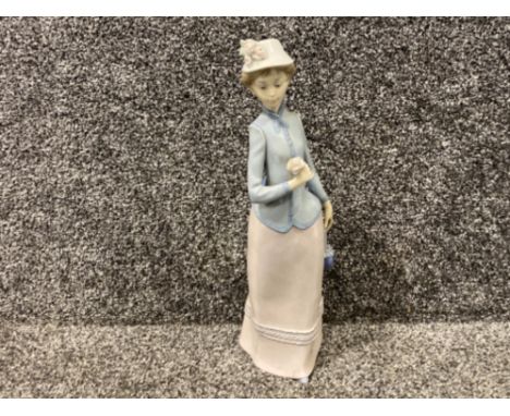 Lladro 4999 Rose lady this piece is 31 cm in height and in good condition