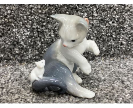 Lladro 5236 cat and mouse in good condition with original box