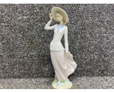 Lladro 5683 breezy afternoon in good condition