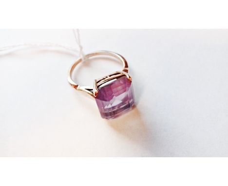 Gold ring set single amethyst, rectangular stepped cut 