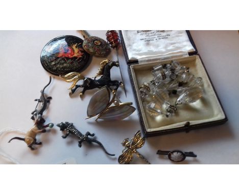 Enamel and marcasite brooch of cat with ball, sundry silver-coloured and marcasite lizard brooches and others