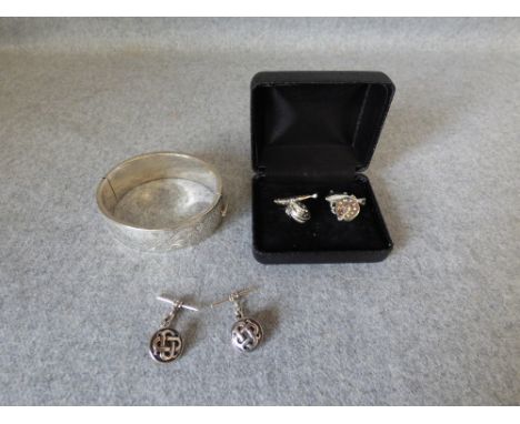 Silver hinged bangle with two pairs of cufflinks, stamped '925'