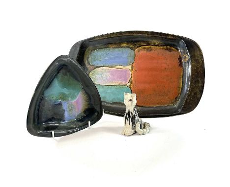 Eric Leaper ceramic dish together with another Eric Leaper triangular dish and a Devon pottery cat, biggest length 36cm. (3)