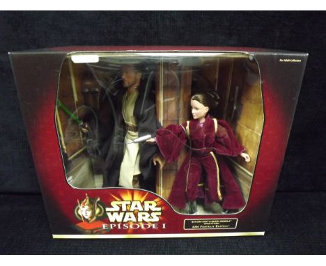 Hasbro Lucasfilm 1999. Star Wars Qui-Gon Jinn &amp; Queen Amidala. Defense of Naboo. 2000 Portrait Edition. Light storage wea