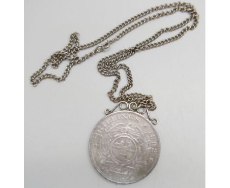 A South African mounted 5 shillings coin, 1892, on a silver chain, 41g 