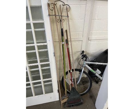 Mixed Lot: Garden tools and a metal mounted clothes airer