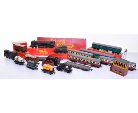 Triang Railways OO Gauge R.259 Britannia Locomotive, 4-6-2 No.70000, green livery with R.35 matching tender, both in excellen