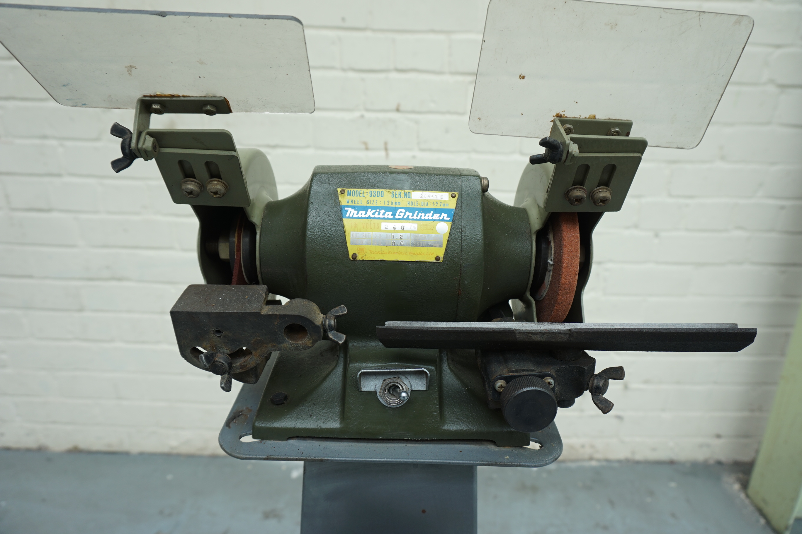 A Makita Model 9300 125mm Double Ended Pedestal Grinder No.20441E, 240v