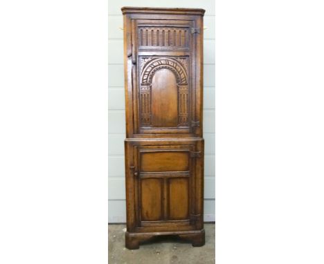 Oak Corner cabinet of two sections, the top with arch carving, shelf interior, 181 x 60 x 32 cm