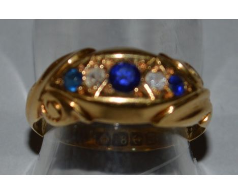 A SAPPHIRE AND DIAMOND CLUSTER RING set in 18ct yellow gold.