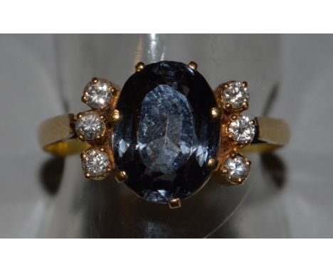 A SAPPHIRE AND DIAMOND RING set in 18ct yellow gold.