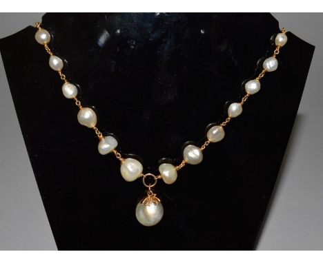 A PEARL AND GOLD MOUNTED NECKLACE.