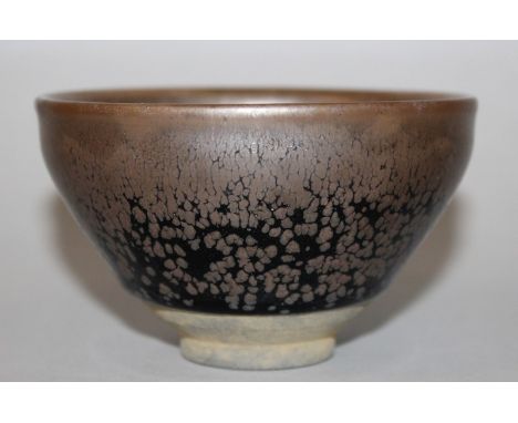 A CHINESE JIAN KILN OIL SPOT CERAMIC TEA BOWL, decorated in brown on a lustrous black ground, 4in diameter & 2.3in high.