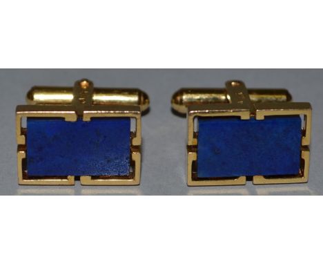 A PAIR OF 14CT GOLD LAPIS CUFFLINKS.