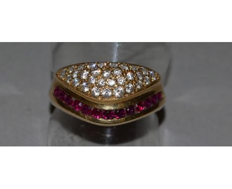 A RUBY AND DIAMOND RING set in 18ct yellow gold.