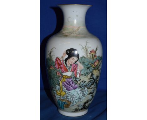 A GOOD QUALITY CHINESE FAMILLE ROSE PORCELAIN VASE, the sides painted with calligraphy and with a lady kneeling on a river ba