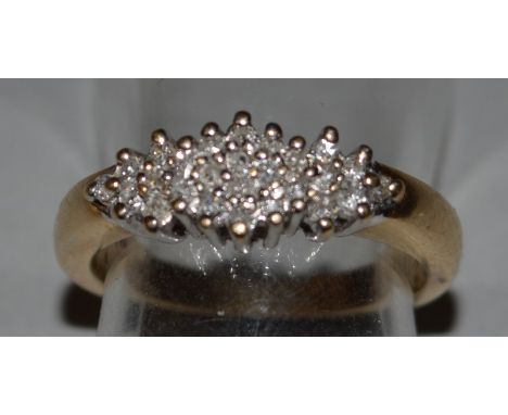 A 9CT GOLD AND DIAMOND CLUSTER RING.