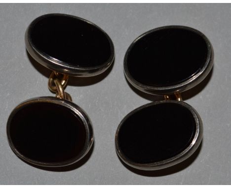 A PAIR OF GENTLEMAN’S GOLD, PLATINUM AND AGATE CUFFLINKS.