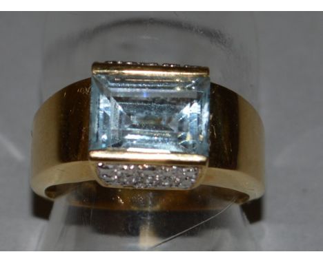 A GOOD AQUAMARINE RING with diamond shoulders set in 18ct yellow gold.