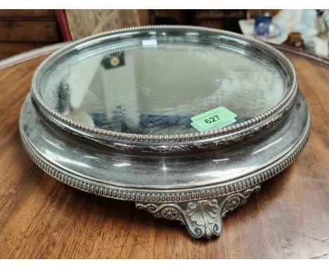 A silver plated mirror plate cake stand, 32cm 