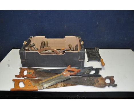A TRAY CONTAINING FIFTEEN VINTAGE DRAWKNIVES, straight and curved, various saws from Robert Sorby and Spear and Jackson, a Pa