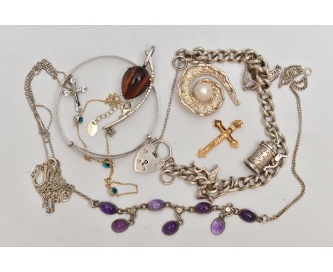 AN ASSORTMENT OF SILVER AND WHITE METAL JEWELLERY, to include a silver curb link bracelet, fitted with a heart padlock charm,