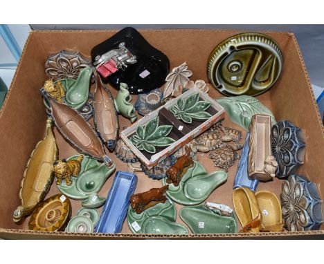 ONE BOX OF WADE NOVELTY ASHTRAYS, PIPE HOLDERS AND TORTOISES, to include two terrier pipe stands, two red setter pipe stands,