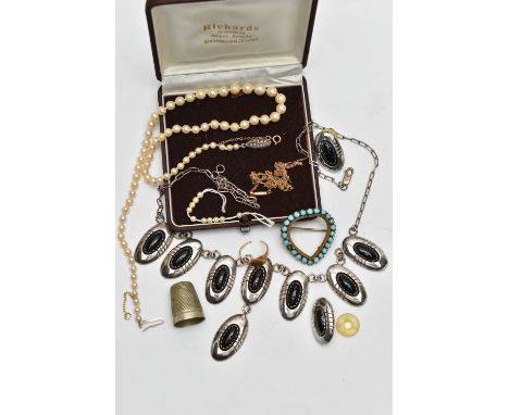 A BAG OF ASSORTED JEWELLERY, to include a yellow metal AF signet ring, worn engraved initial, split shank, unmarked, approxim