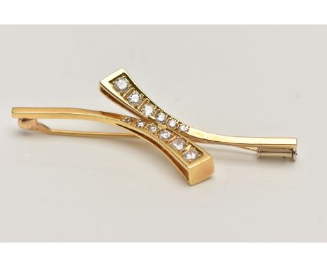 AN 18CT GOLD DIAMOND BROOCH, cross over style bar brooch, set with two rows of graduated round brilliant cut diamonds, estima