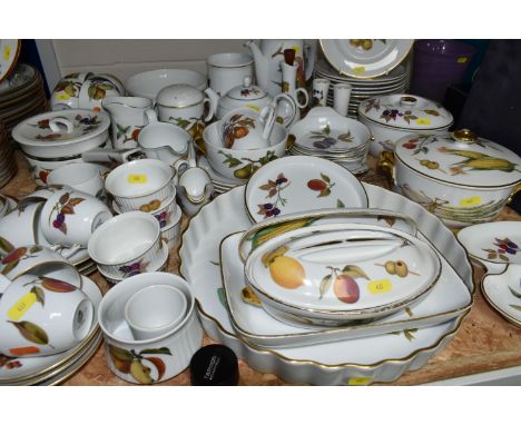 A QUANTITY OF ROYAL WORCESTER 'EVESHAM' TEA AND DINNER WARES ETC, to include six small teacups and saucers, four large cups a