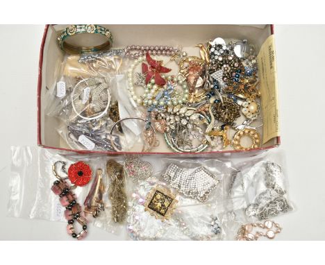 ASSORTED SILVER AND COSTUME JEWELLERY, to include a silver wavy bangle hallmarked Sheffield, a yellow metal gem set line brac