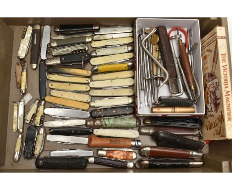 A TRAY OF ASSORTED POCKET KNIVES AND TOOLS, to include nine small pocket knives, thirty-six mid-sized pocket knives and five 